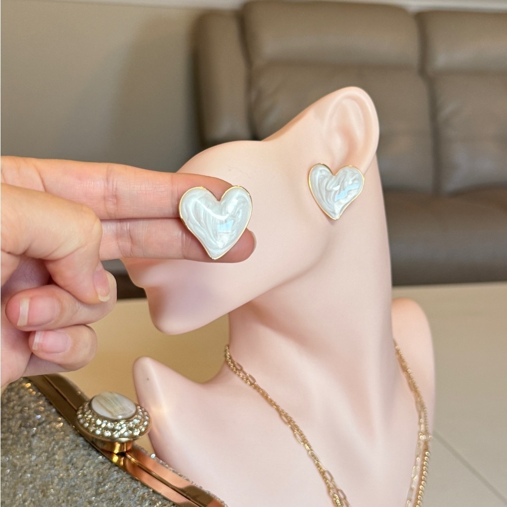 ⚜️ Elegant Heart-Shaped White Earrings - Picture 4 of 10